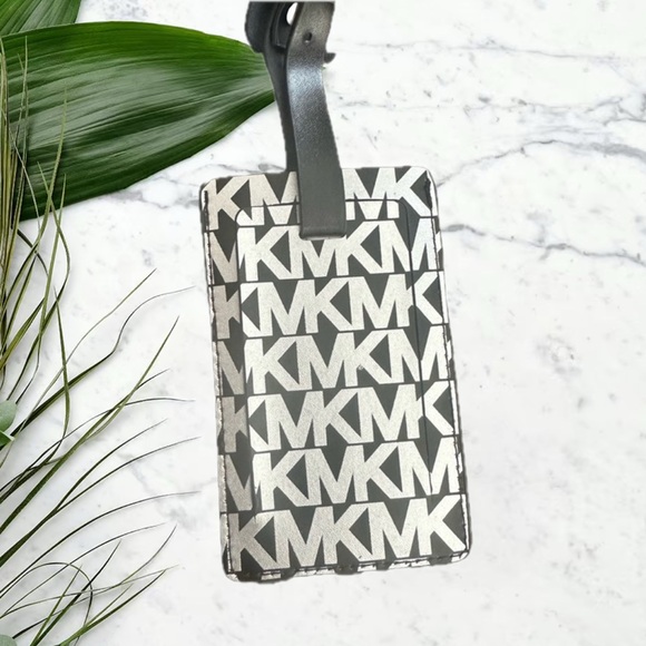 💥New- Michael Kors Luggage Tag (Today Only) - Picture 1 of 6